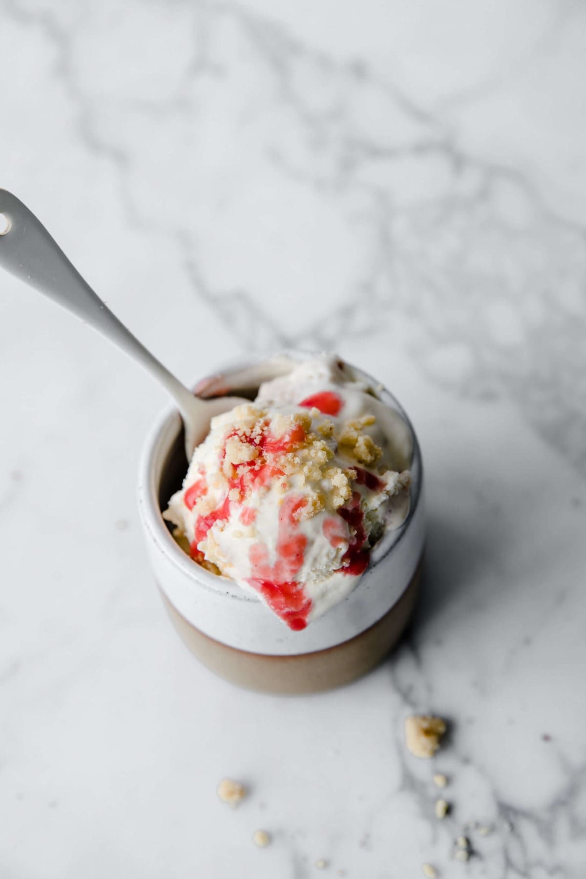 This keto Strawberry Cheesecake Ice Cream is a total winner. It’s creamy, fruity and sugar free! Full of keto friendly fats, it’s a frozen fat bomb treat you’ll want to make time and time again.