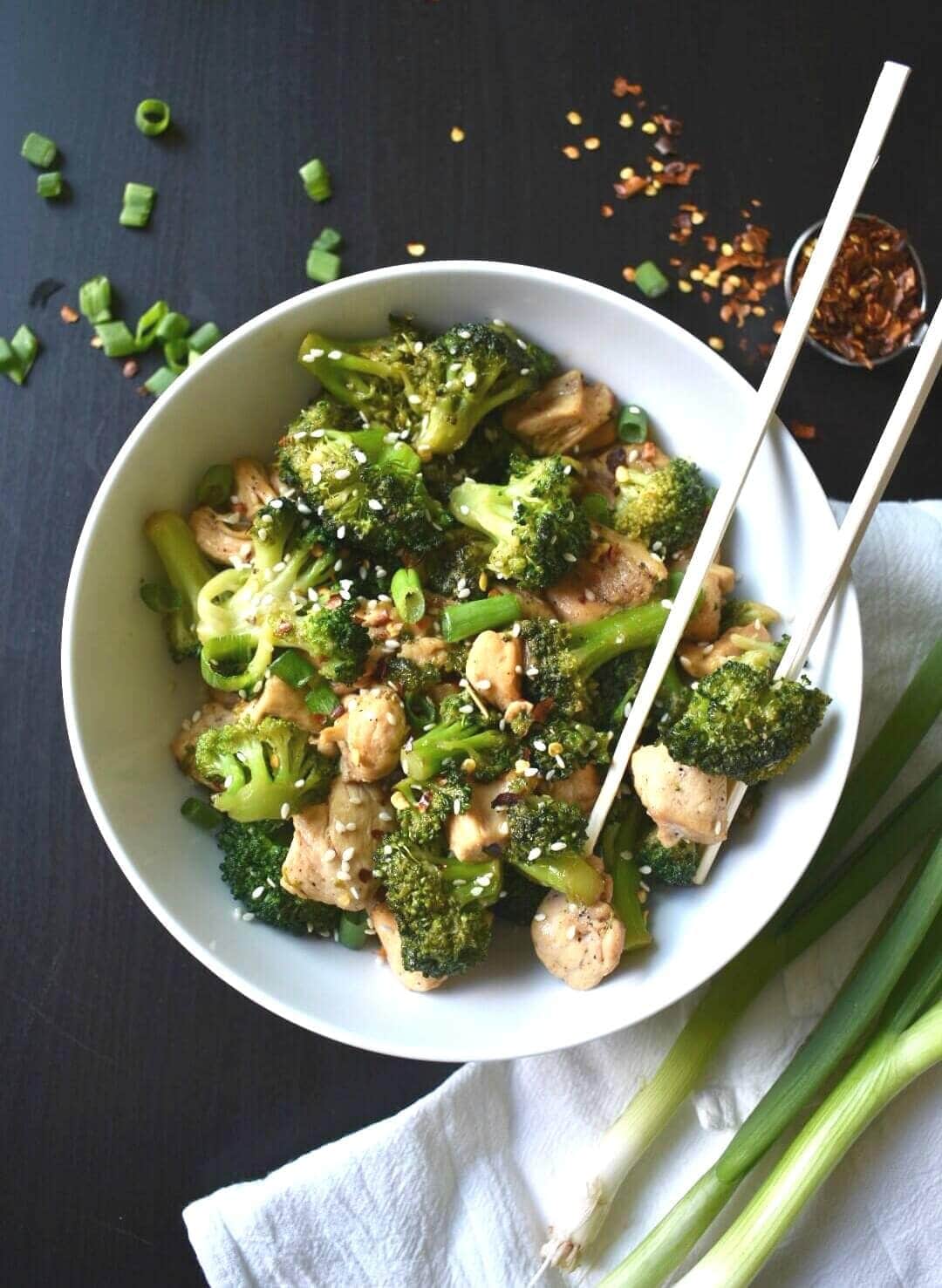 Poulet et brocoli au sésame céto d'une marmite | Peace Love and Low Carb