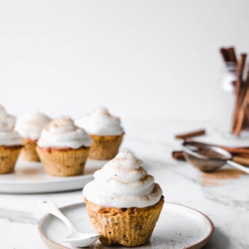These Keto Pumpkin Spice Cupcakes with Marshmallow Frosting have all the deliciously sweet flavors of fall while still being sugar free and gluten free. | Peace Love and Low Carb